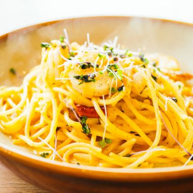 Spagetti ve makarna karides ve sos ile