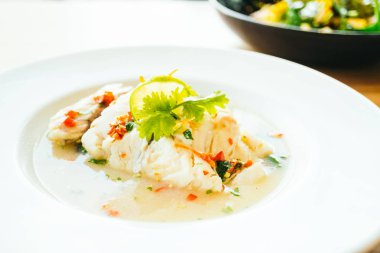 Buhar balık fileto et limon baharatlı sos ile