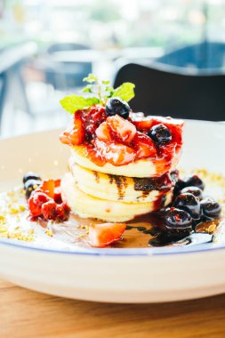 Karışık berry meyve beyaz plaka ile Pancakes