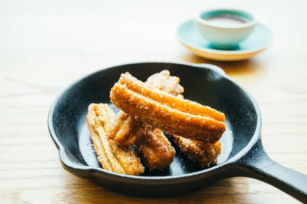 Жареный пончик Churros с шоколадным соусом — стоковое фото