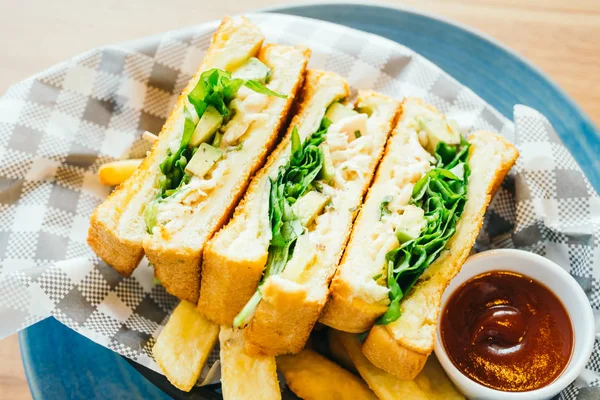 Sandwich met avocado en kip vlees met frietjes — Stockfoto