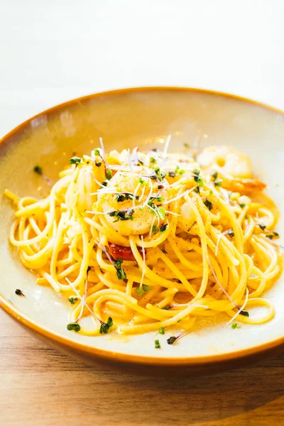 Spaghetti i makaron z krewetkami i sosem — Zdjęcie stockowe