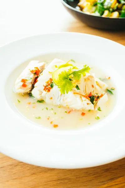 Buhar balık fileto et limon baharatlı sos ile — Stok fotoğraf