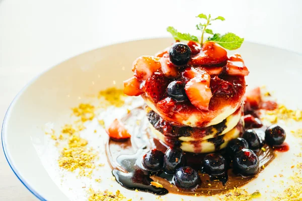 Panqueques con fruta de baya mezclada en plato blanco —  Fotos de Stock