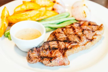 Beyaz tabak içinde sığır eti biftek