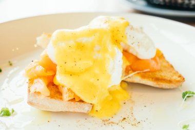 Kahvaltı için füme somon yumurta benedict