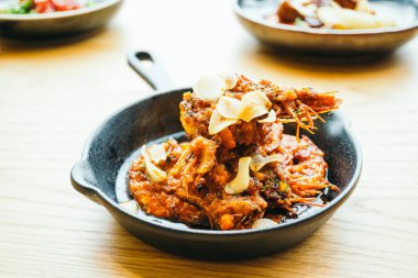 Sarımsaklı kızarmış karides