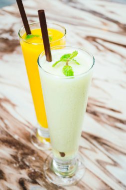 buzlu yeşil karışık meyve güler yüzlü