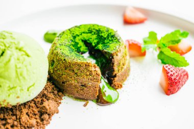 Yeşil çay çikolata lav dondurma ve çilek ile