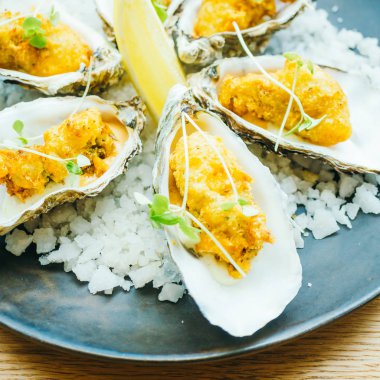 Soslu kızarmış istiridye kabuğu