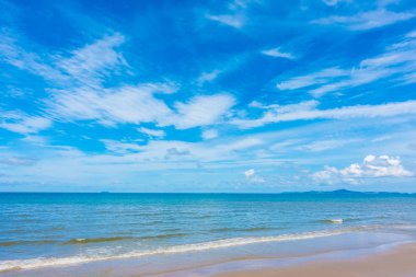 Güzel plajı ile deniz ve okyanus mavi gökyüzü üzerinde