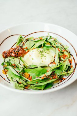 Yumurta benedict salata