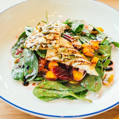 Izgara Tavuk Salatası