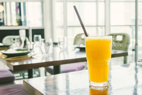 Pomerančový džus koktejly sklo — Stock fotografie