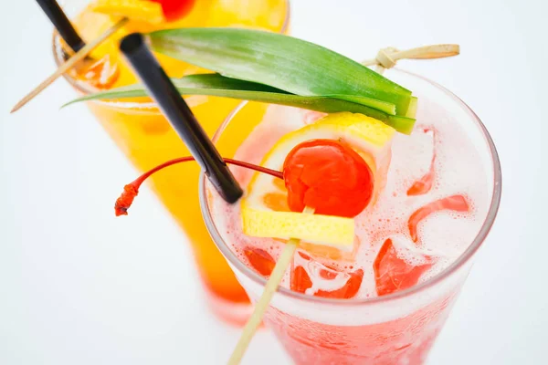 Bicchiere da cocktail con ghiaccio — Foto Stock