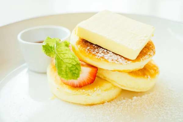 Słodki deser naleśniki z masłem i truskawka — Zdjęcie stockowe