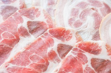 pişmemiş domuz eti