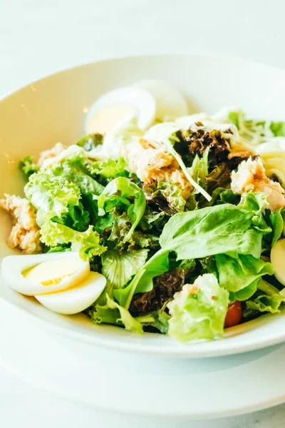 Salada de atum fresco em tigela branca — Fotografia de Stock