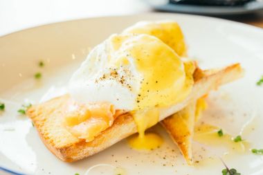 Kahvaltı için füme somon yumurta benedict