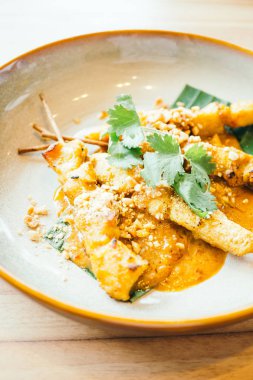 Izgara tavuk eti satay