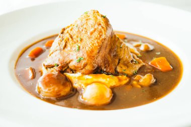 Kırmızı şarap soslu kızarmış tavuk