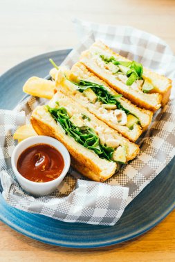 Patates kızartması ile avokado ve tavuk etli sandviç