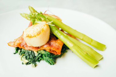 Pastırma ve kuşkonmaz ile tarak shell