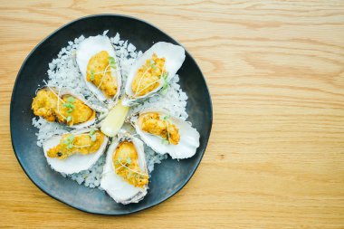 Soslu kızarmış istiridye kabuğu