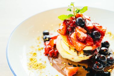 Karışık berry meyve beyaz plaka ile Pancakes