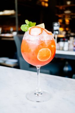 Çilek tutku meyve kokteyl cam içme