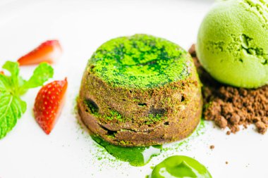 Yeşil çay çikolata lav dondurma ve çilek ile