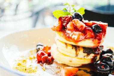 Karışık berry meyve beyaz plaka ile Pancakes