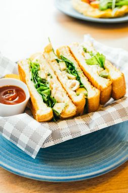 Patates kızartması ile avokado ve tavuk etli sandviç