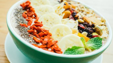 Müsli ve granola karışık meyve