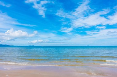 Mavi gökyüzünde beyaz bulutlar 