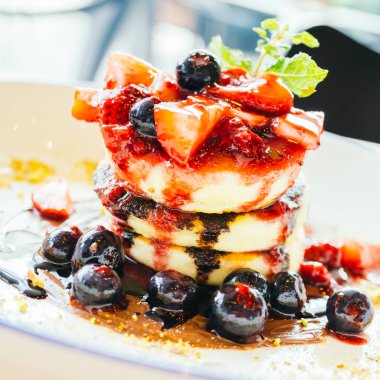 Karışık berry meyve beyaz plaka ile Pancakes