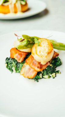 Pastırma ve kuşkonmaz ile tarak shell