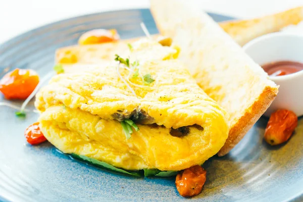 Motorkettingen omelet in plaat — Stockfoto