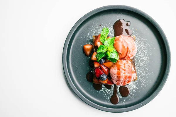 Şekerli tatlı çilek ve reçel ile bal tost ile