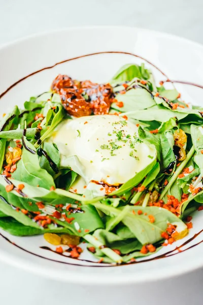 Eier und Salat — Stockfoto