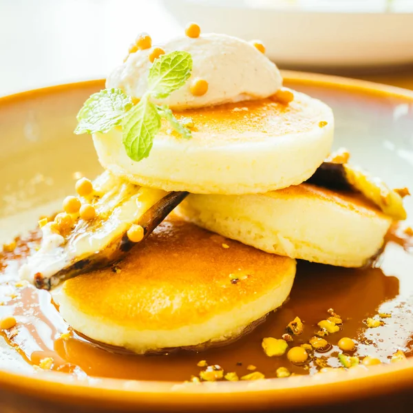 Süßer Dessert-Pfannkuchen mit Banane und süßer Sauce — Stockfoto