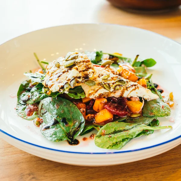 Grilled chicken salad — Stock Photo, Image