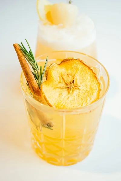 Verre à cocktails aux pommes glacées — Photo