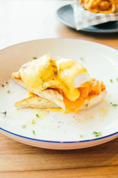 Eier-Segen mit Räucherlachs zum Frühstück — Stockfoto