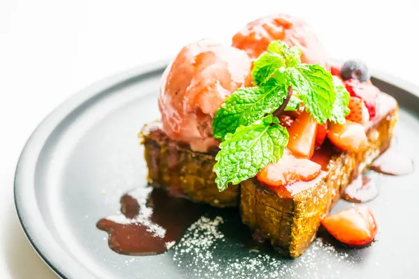 Postre dulce con tostadas de miel con fresa y mermelada —  Fotos de Stock