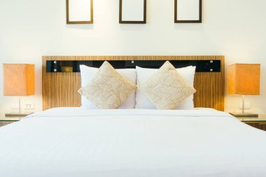 Işık lamba ile yatakta yastık