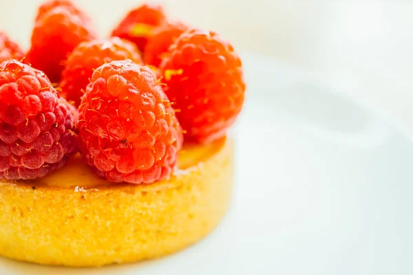 Tarte au dessert sucrée avec framboise sur le dessus — Photo