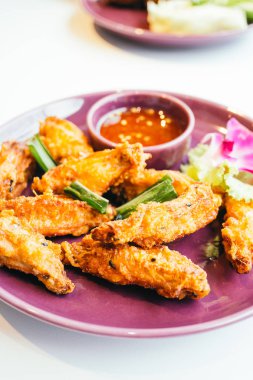 Kızarmış tavuk kanadı.