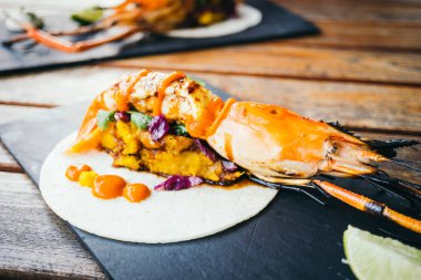 Taco karides veya karides ve sos ile