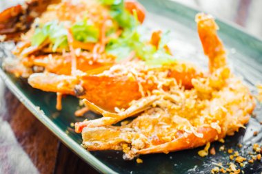 Plaka sarımsaklı kızarmış karides